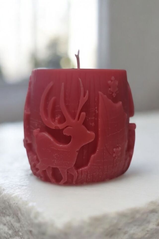 Geyik Desenli Fıçı Kırmızı Mum