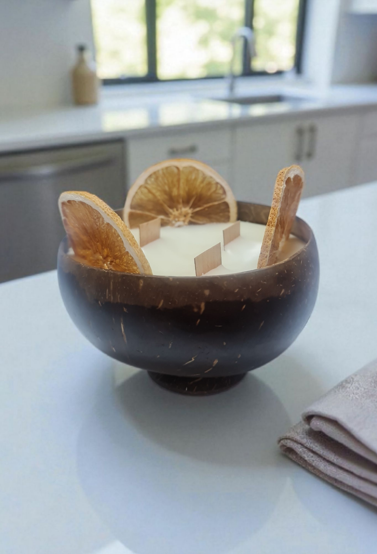 “Hindistan Cevizi Kabuğunda Portakal Kokulu El Yapımı Mum – Doğal ve Ferah Tasarım”