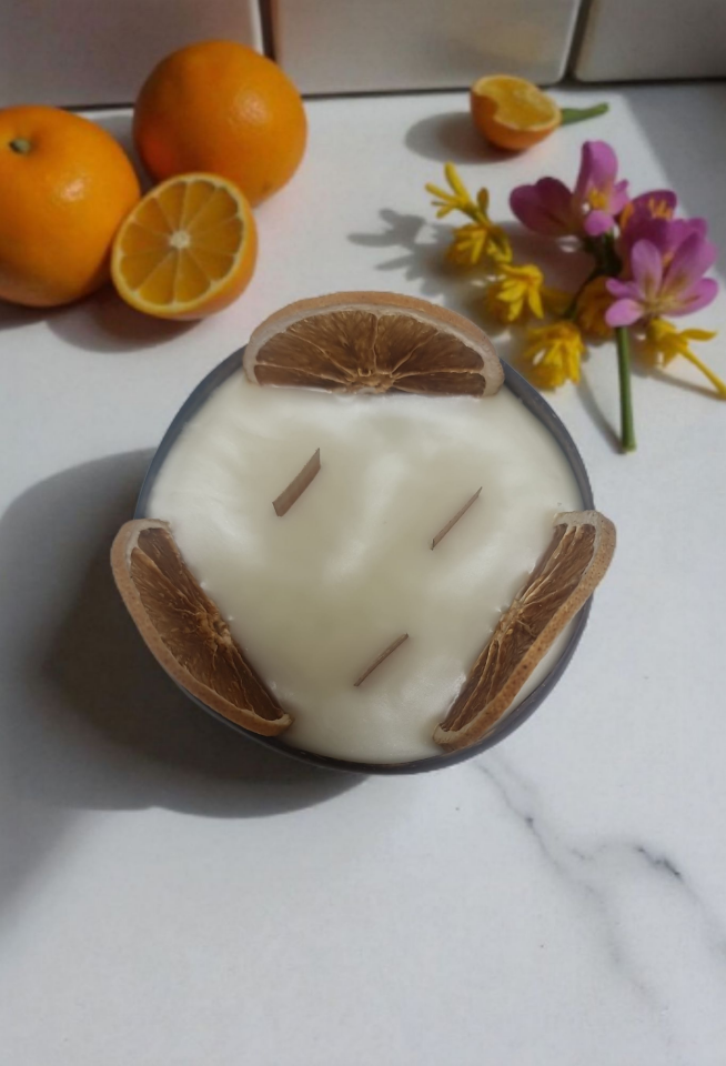 “Hindistan Cevizi Kabuğunda Portakal Kokulu El Yapımı Mum – Doğal ve Ferah Tasarım”