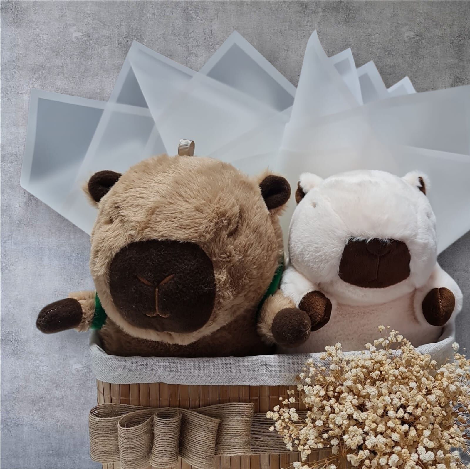 Çift Kapibara Peluş Hediye Sepeti – Hasır Sepette Kapibara Seti | Butik Tasarım
