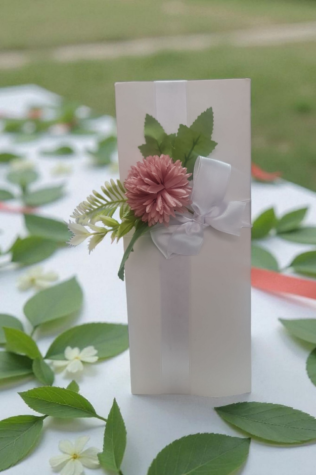 “Öğretmenler Günü Hediye Kutusu – İsme Özel Kupa & Gül Seti”