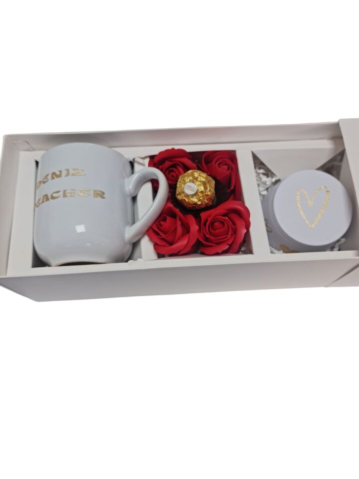 “Öğretmenler Günü Hediye Kutusu – İsme Özel Kupa & Gül Seti”