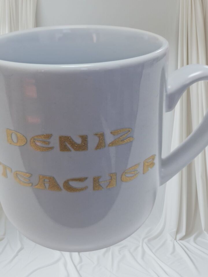 “Öğretmenler Günü Hediye Kutusu – İsme Özel Kupa & Gül Seti”